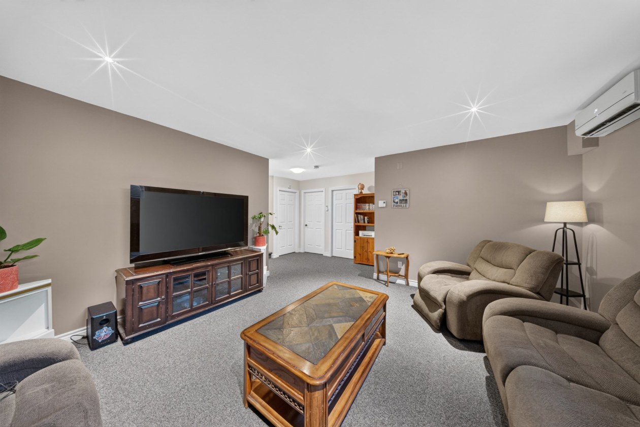 Salle familiale — 150 Rue Ernest-Bergeron, Sherbrooke