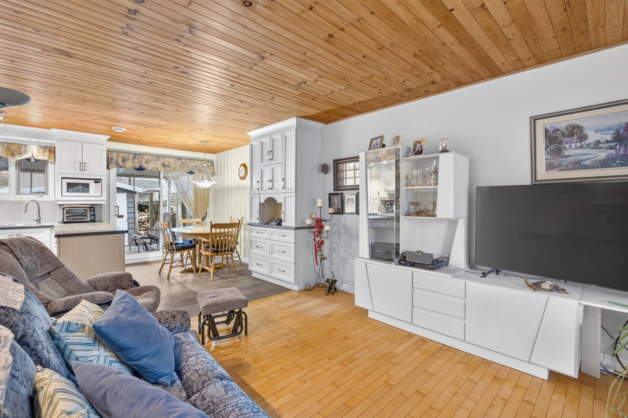 Salon — 9150 Rue de l'Amazone, Québec
