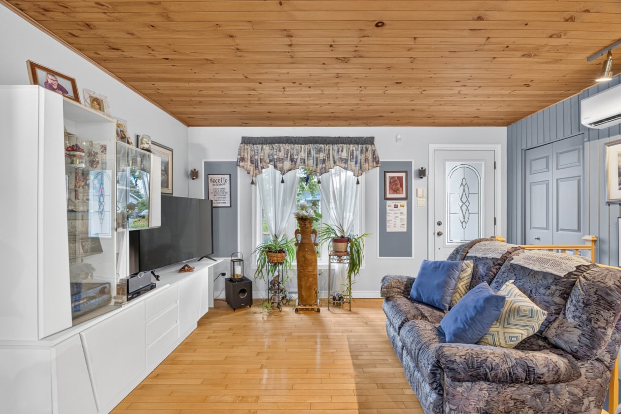 Salon — 9150 Rue de l'Amazone, Québec