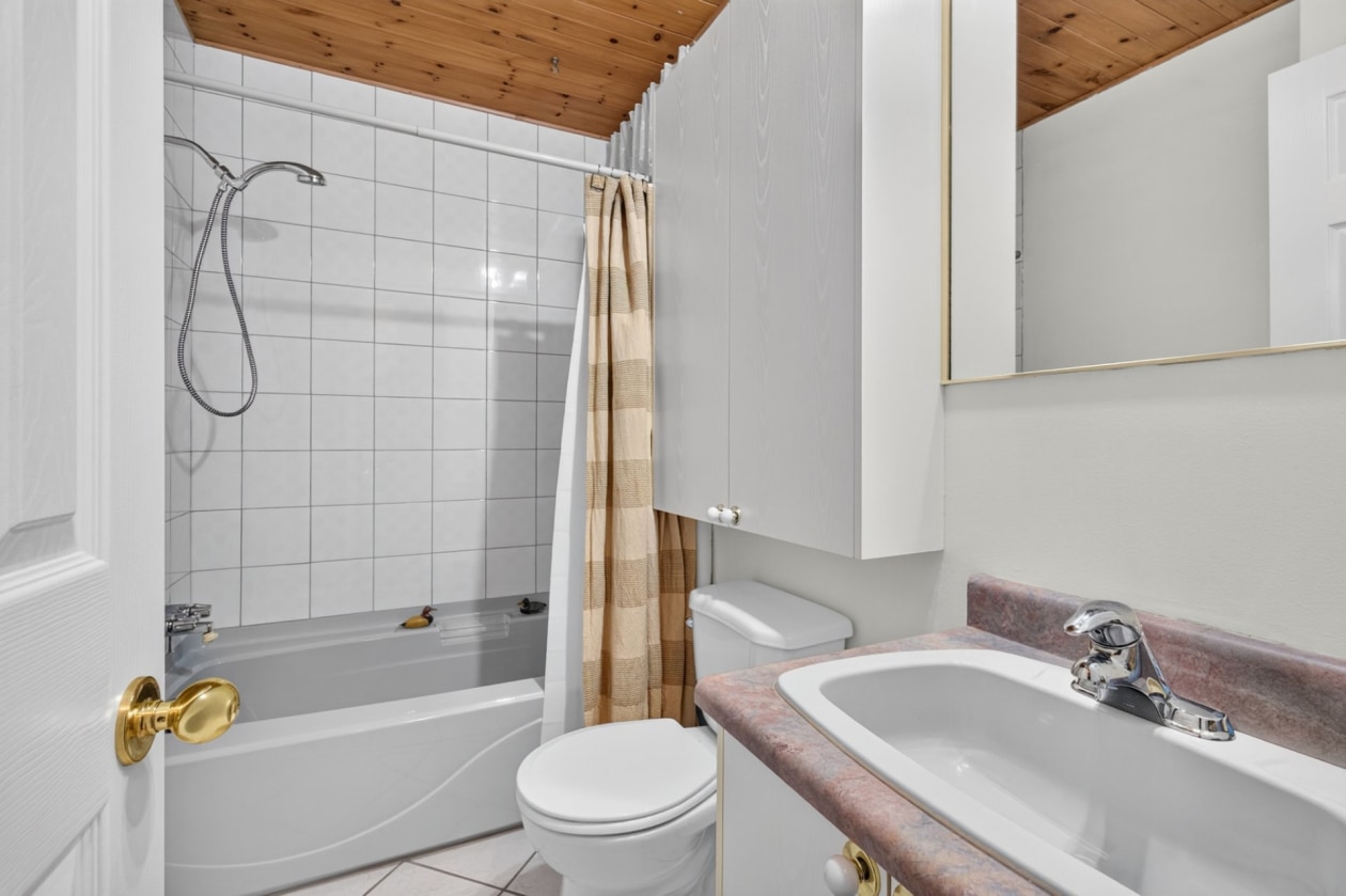 Salle de bains — 9150 Rue de l'Amazone, Québec