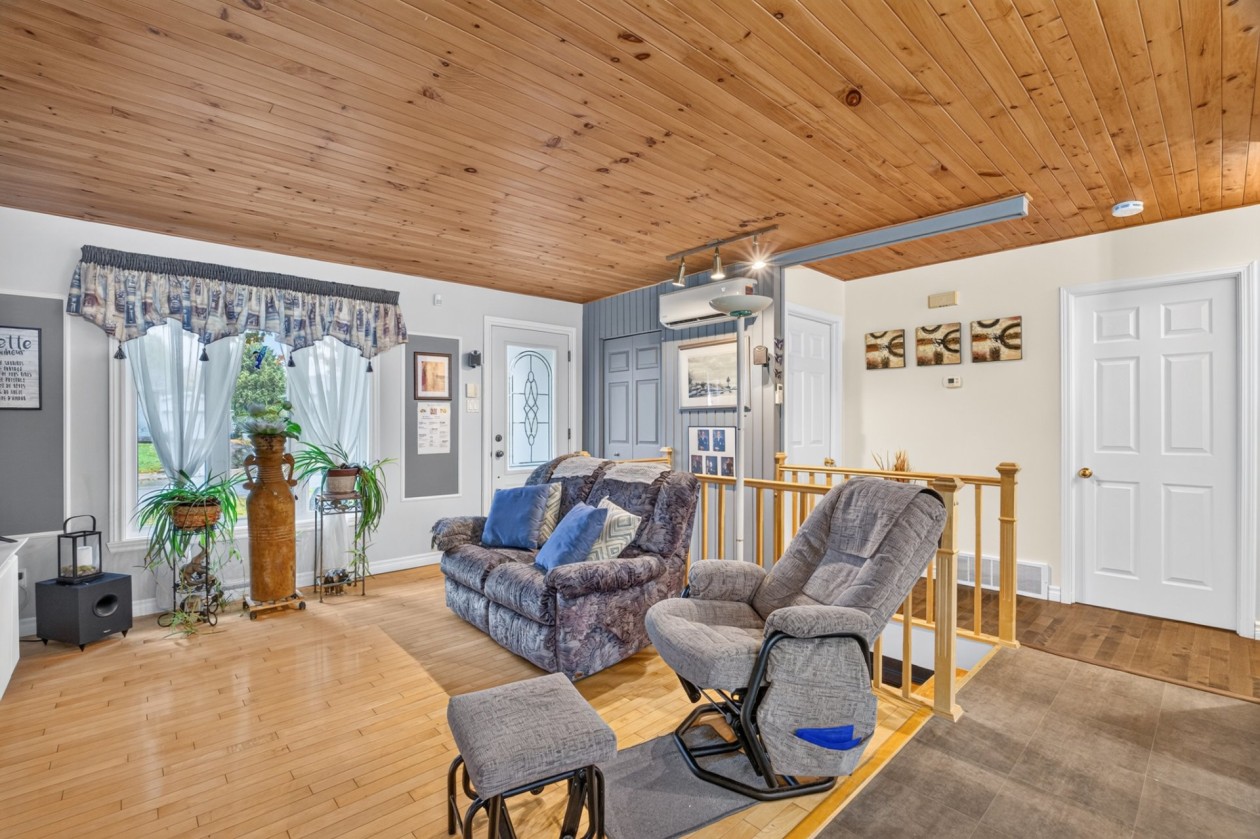 Salon — 9150 Rue de l'Amazone, Québec