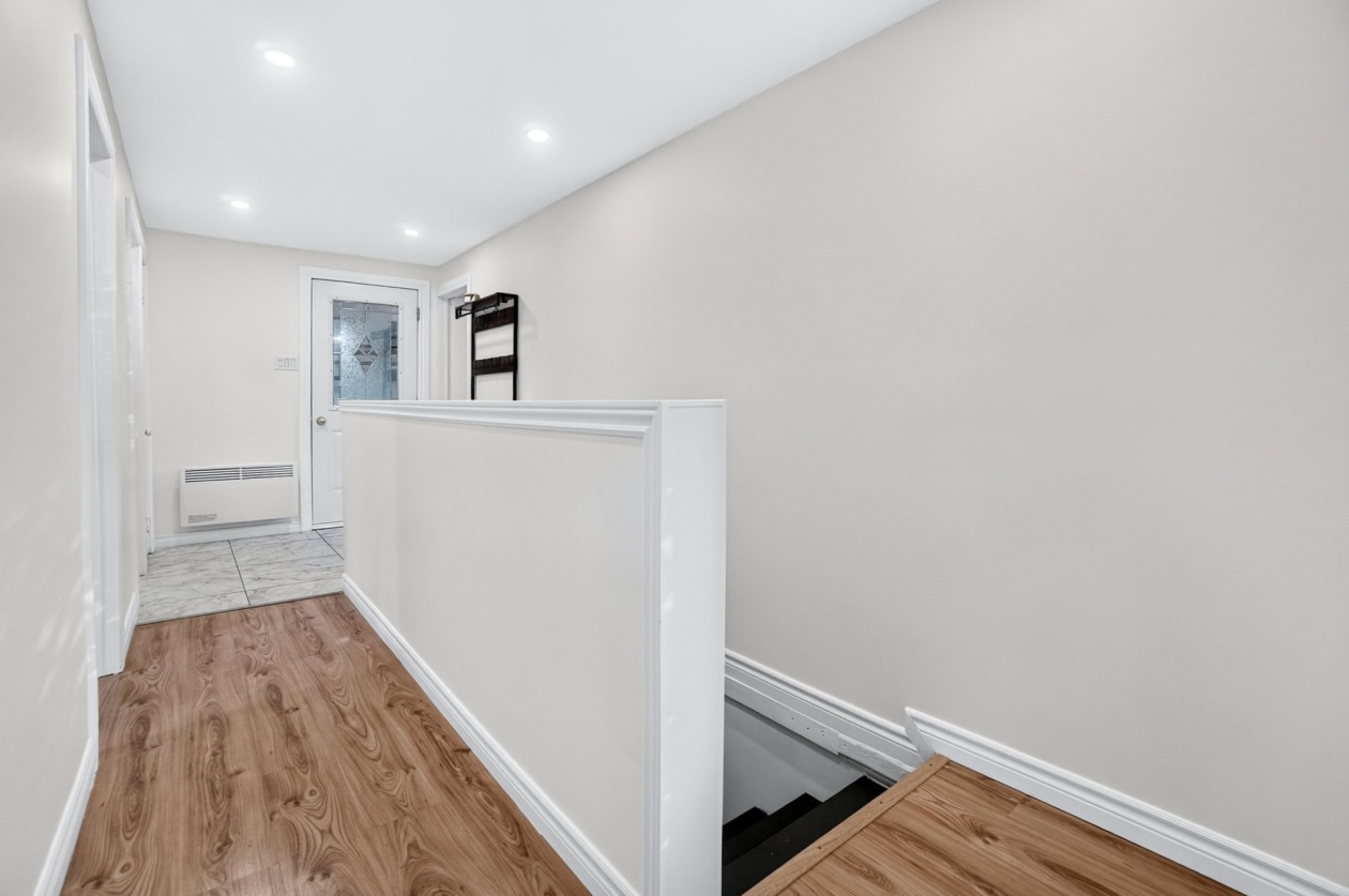 Corridor — 104 Rue Robert, Notre-Dame-des-Prairies