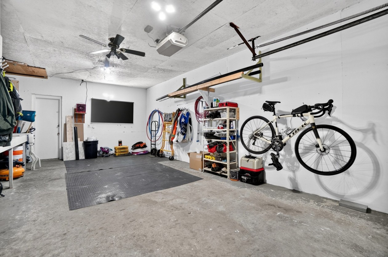 Garage — 104 Rue Robert, Notre-Dame-des-Prairies