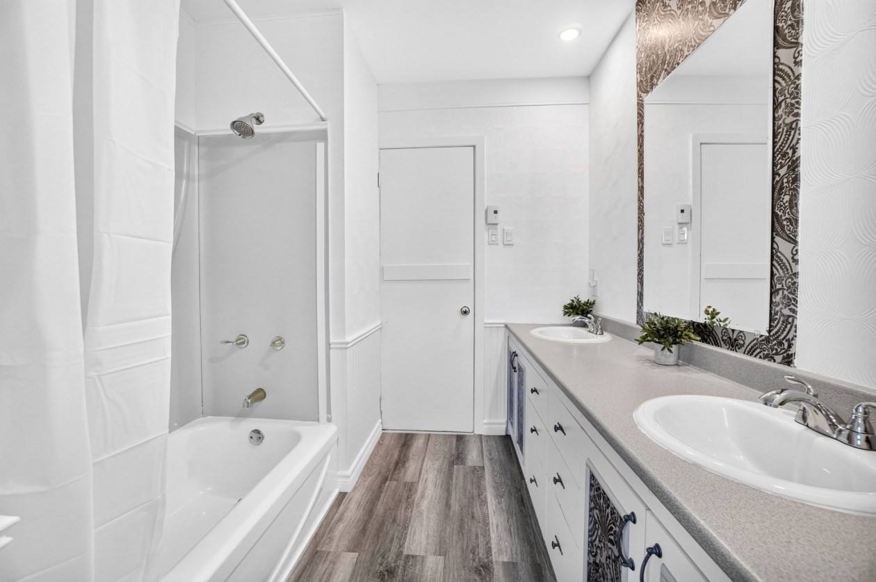 Salle de bains — 104 Rue Robert, Notre-Dame-des-Prairies