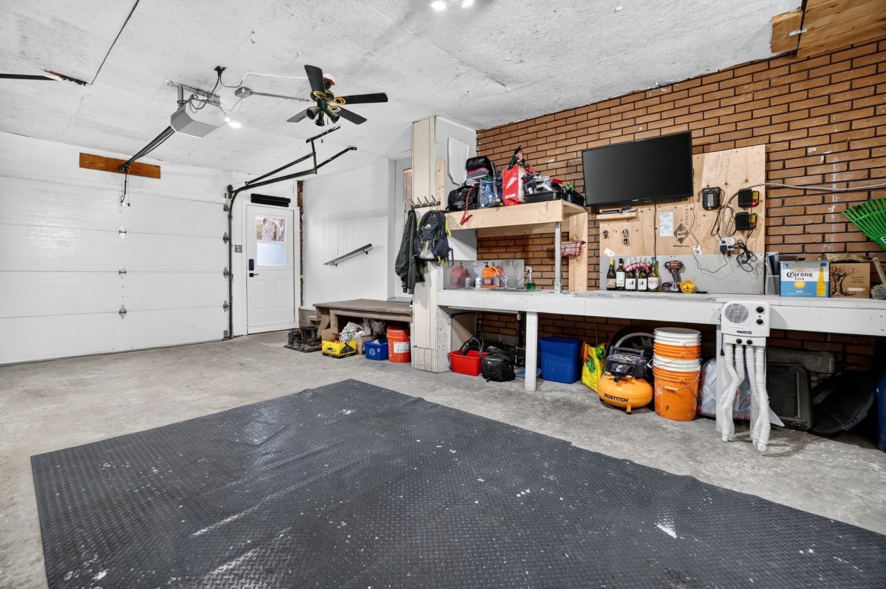 Garage — 104 Rue Robert, Notre-Dame-des-Prairies