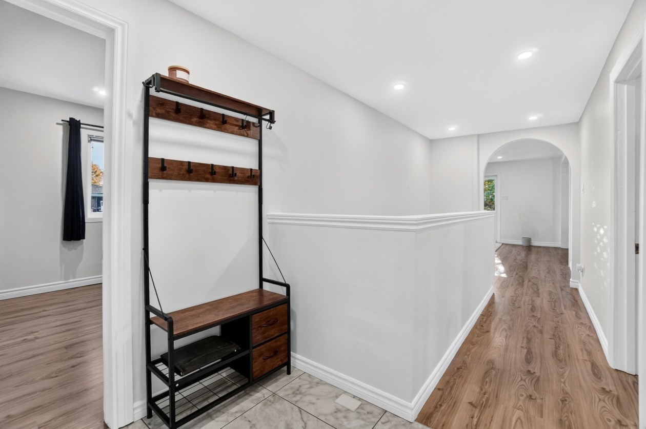 Hall d'entrée — 104 Rue Robert, Notre-Dame-des-Prairies