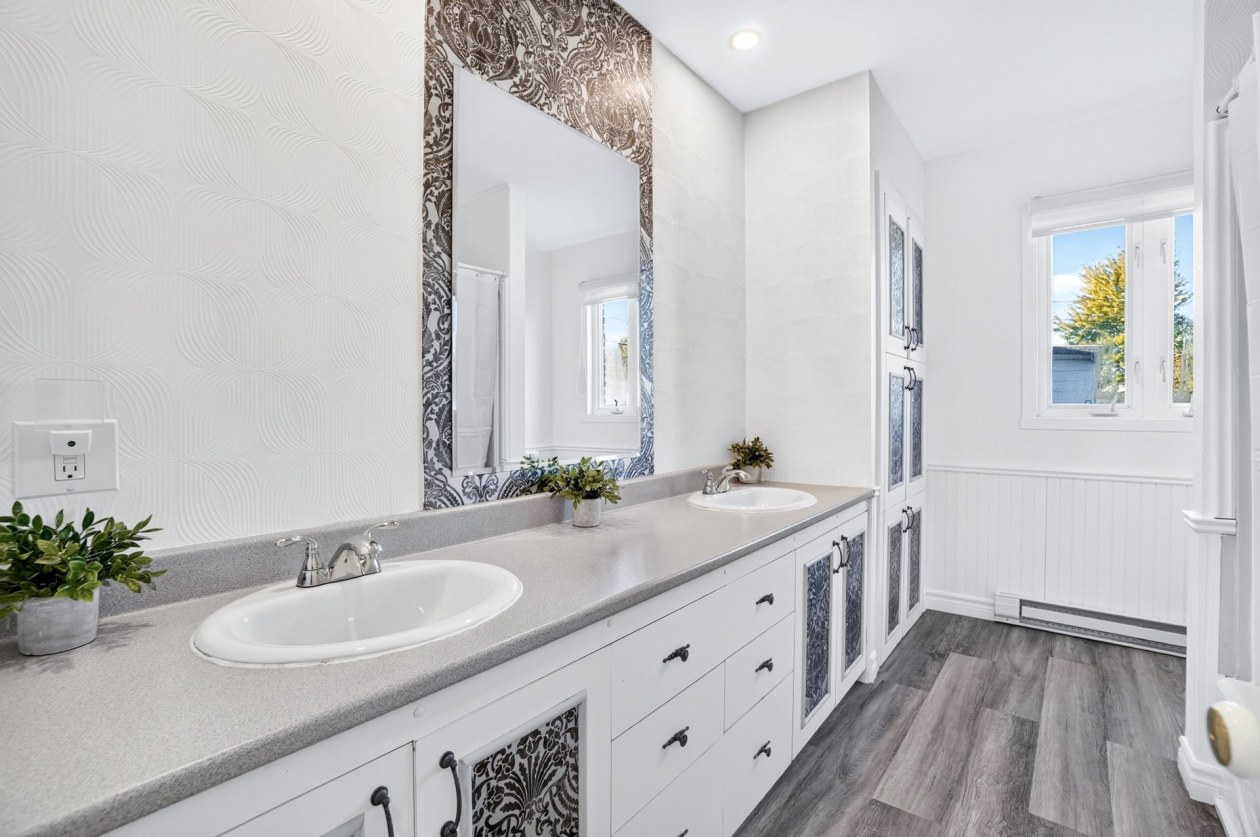 Salle de bains — 104 Rue Robert, Notre-Dame-des-Prairies