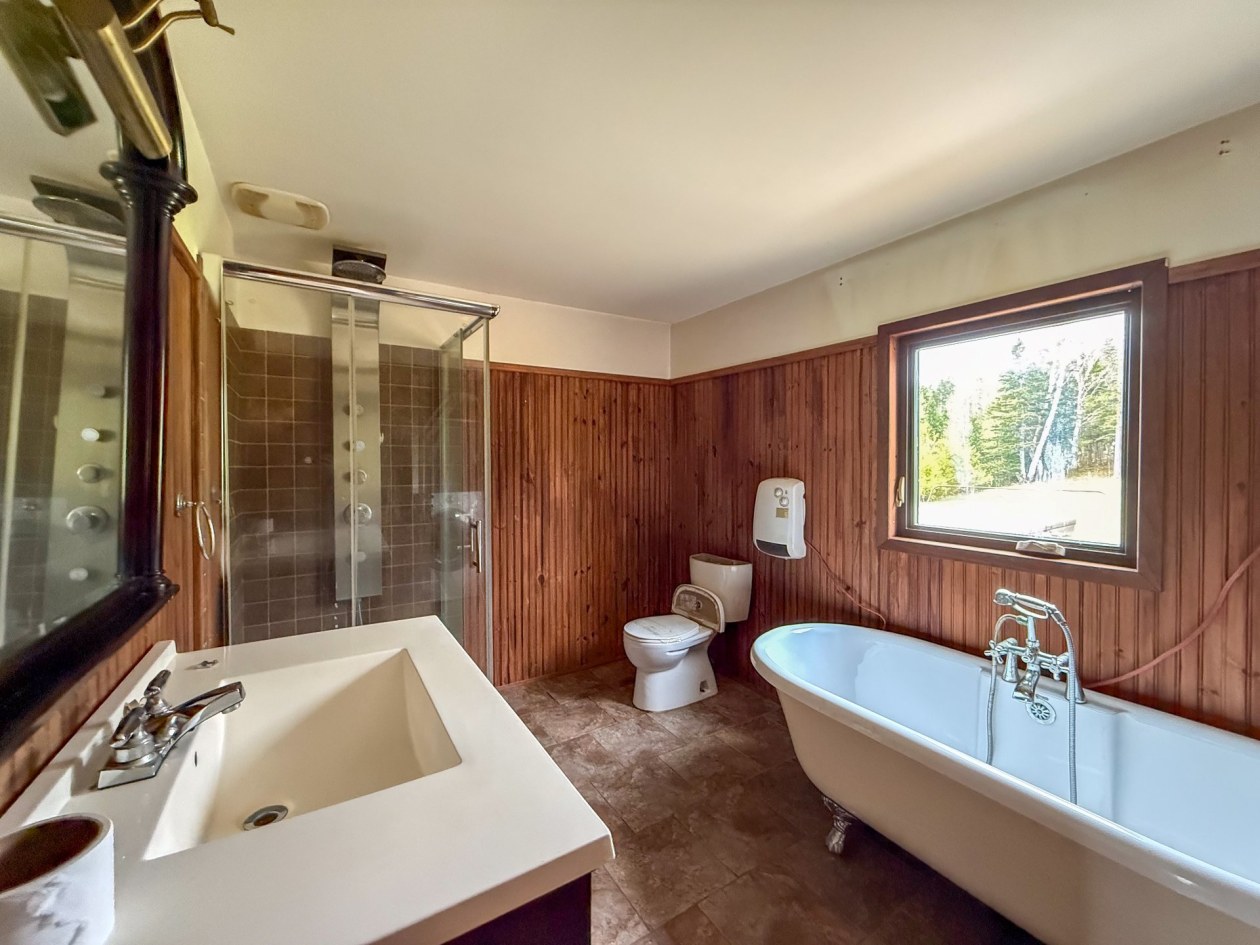 Salle de bains — 1980 Boul. de Grande-Grève, Gaspé