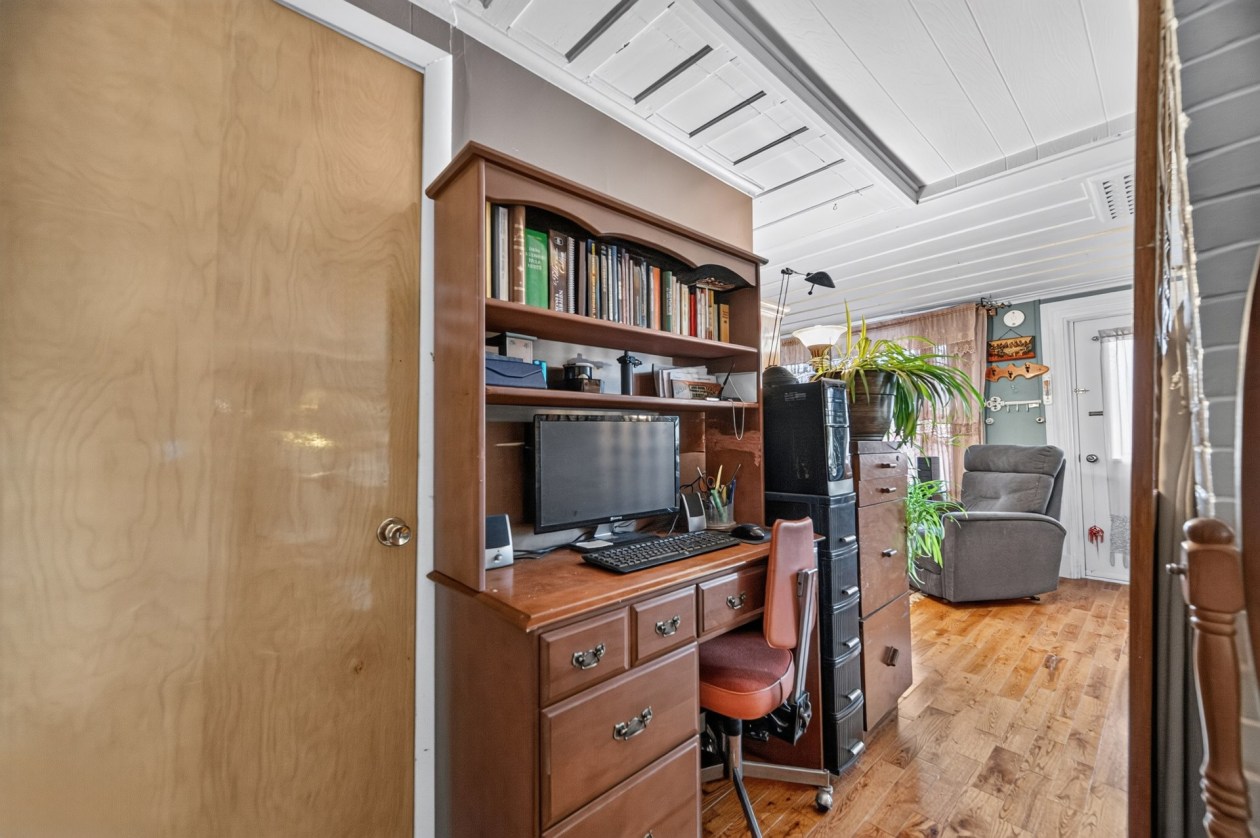 Salon — 109 Route 132, Saint-Simon-de-Rimouski