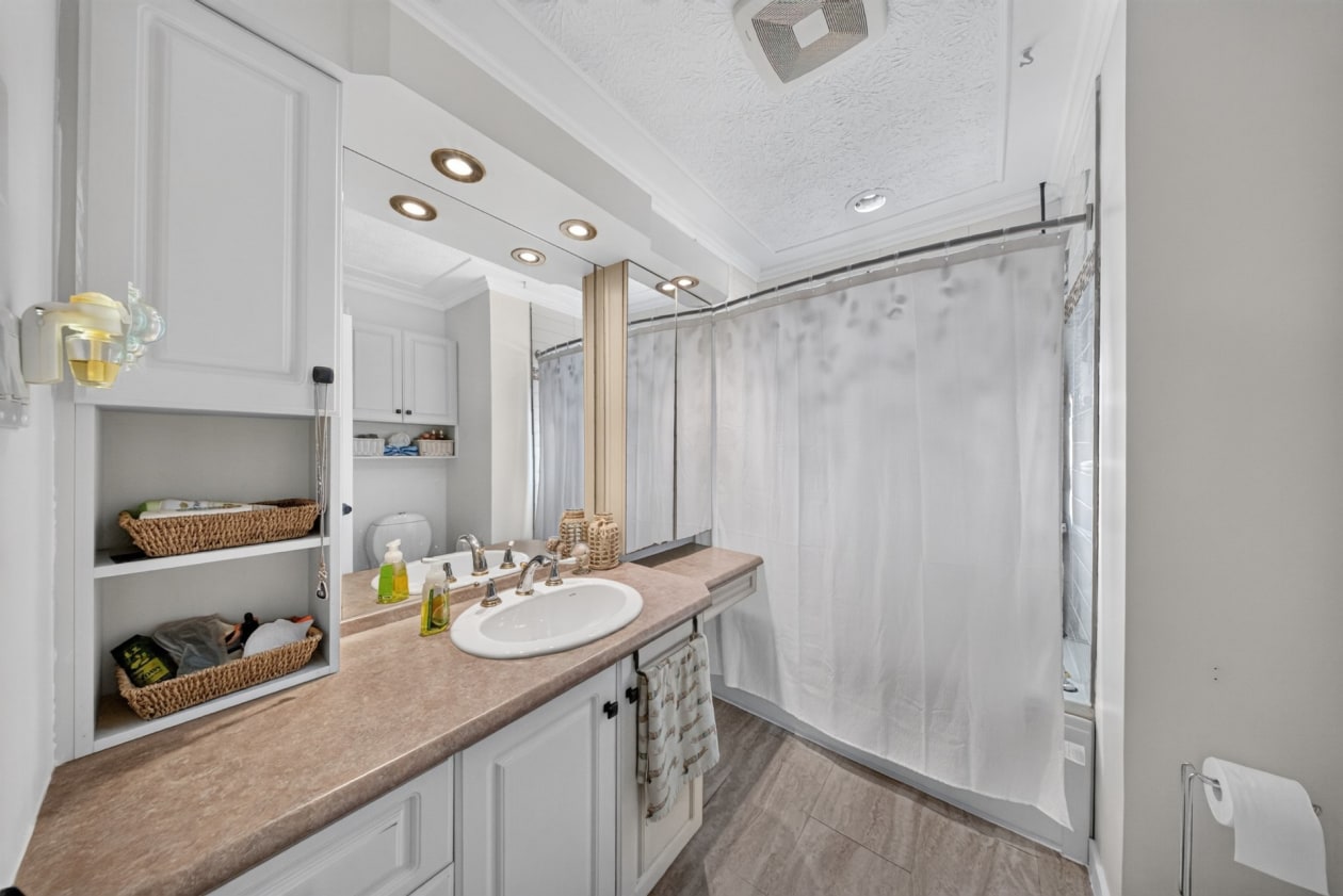 Bathroom — 1398 Rue Labelle, Sherbrooke