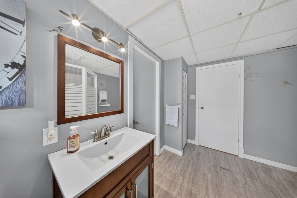 Bathroom — 1398 Rue Labelle, Sherbrooke