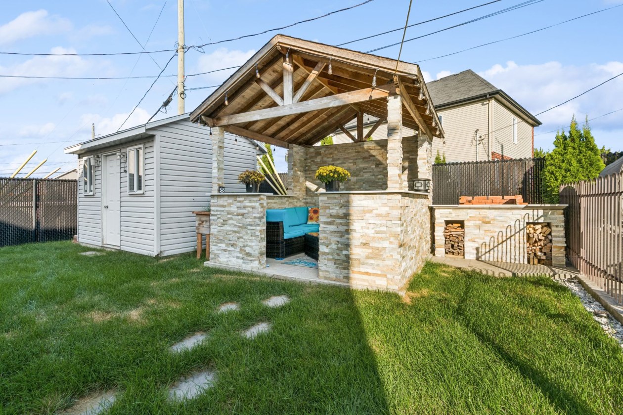 Cour — 1 Rue des Mésanges, Châteauguay