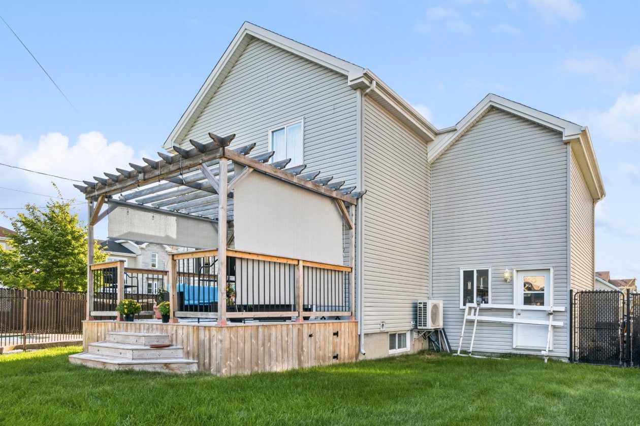 Cour — 1 Rue des Mésanges, Châteauguay