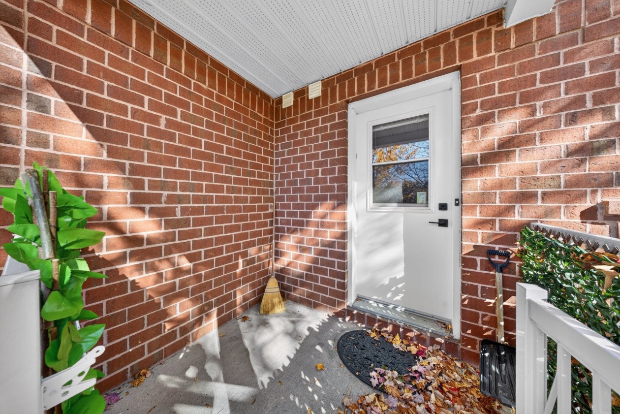 Outdoor entrance — 4945 Rue Gabriel, Sherbrooke