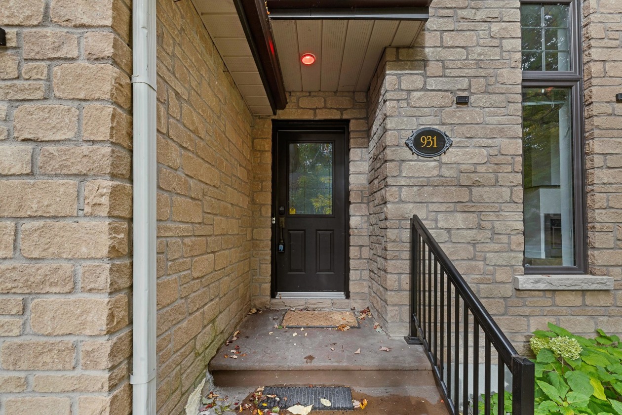 Entrée extérieure — 931 Rue des Cerisiers, Otterburn Park