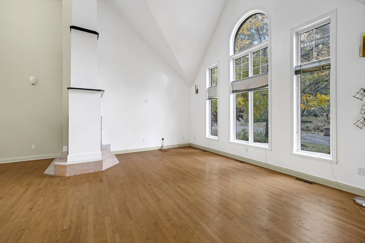 Salon — 931 Rue des Cerisiers, Otterburn Park