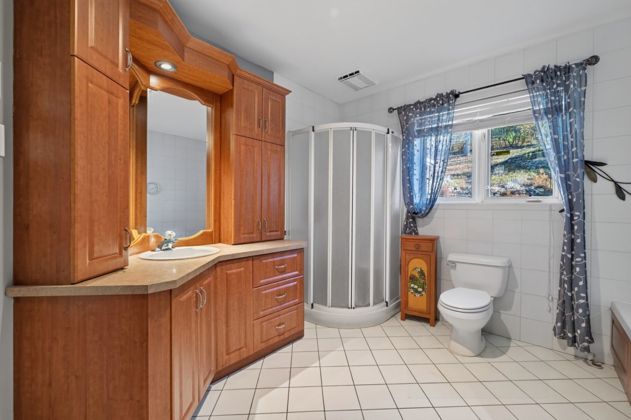 Salle de bains — 65 Rue de la Charente, Rimouski