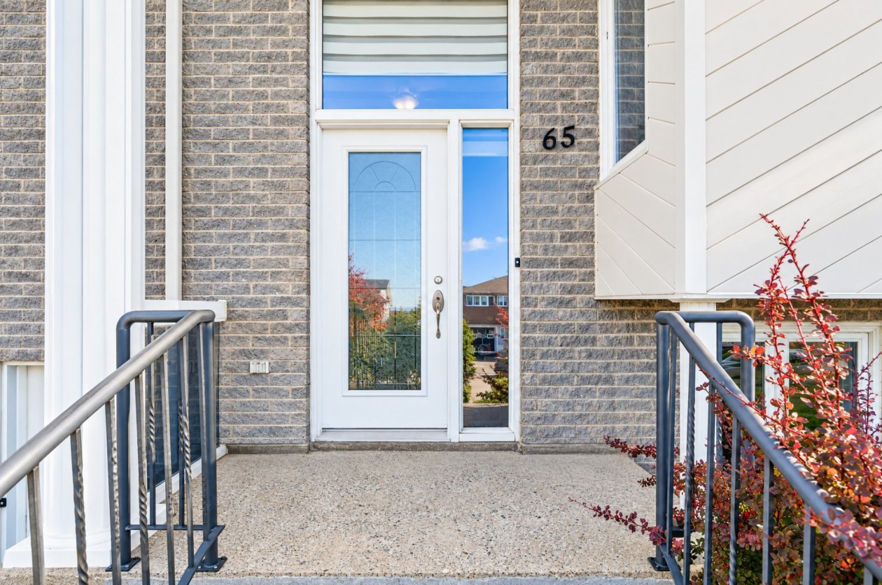 Entrée extérieure — 65 Rue de la Charente, Rimouski