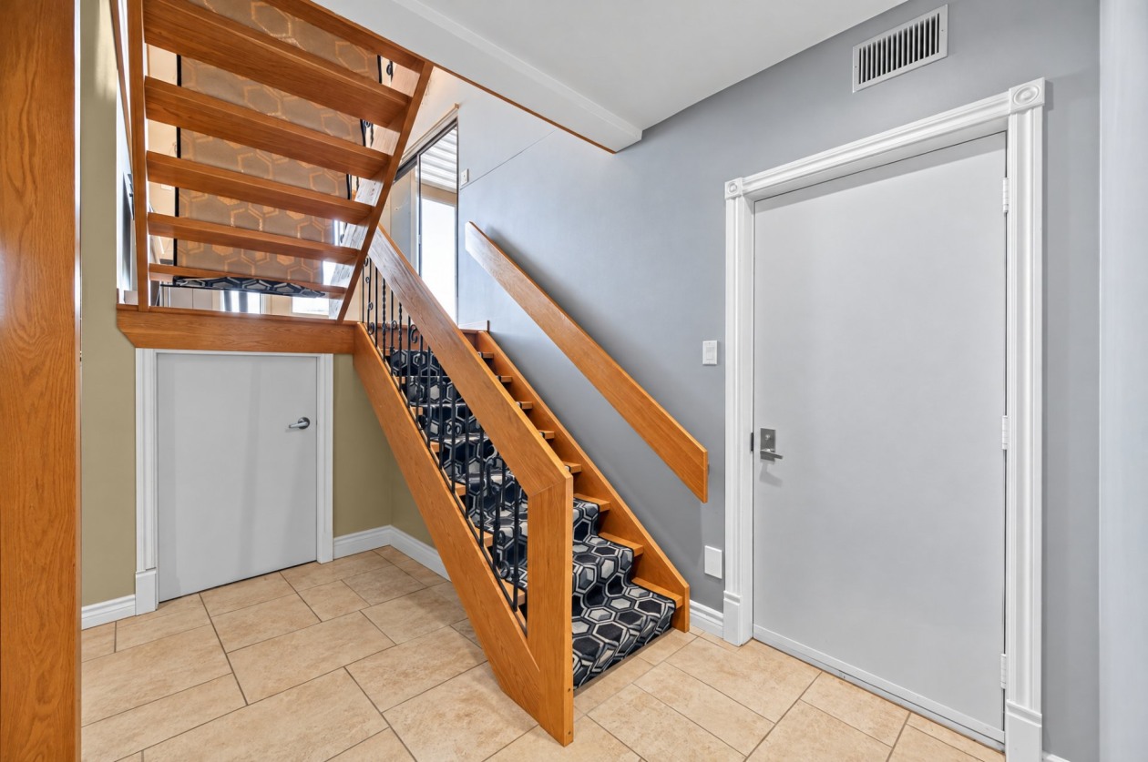 Escalier — 65 Rue de la Charente, Rimouski