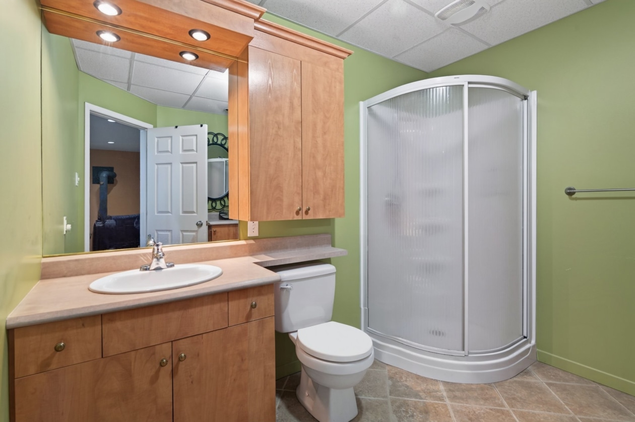 Salle de bains — 65 Rue de la Charente, Rimouski