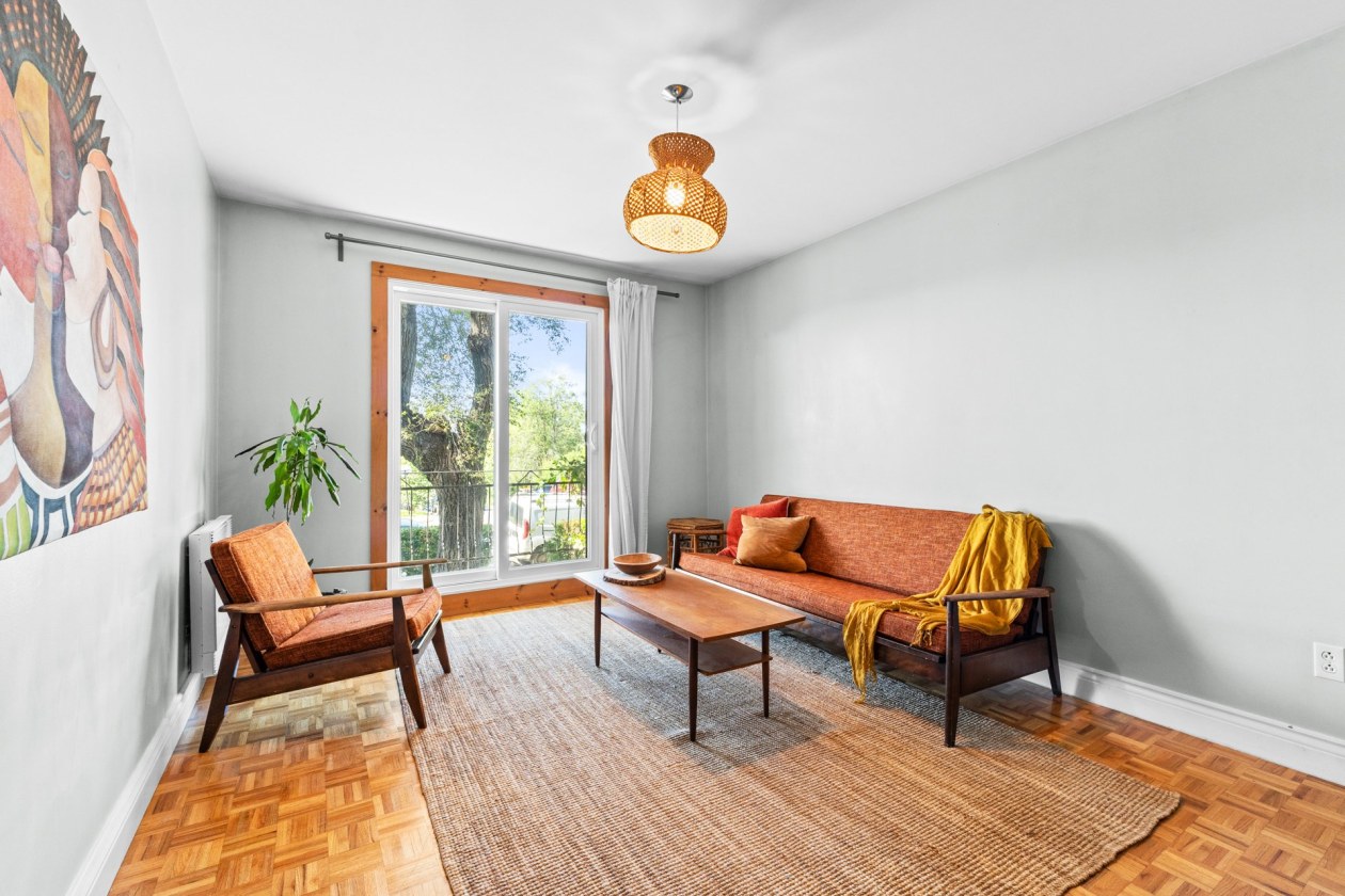 Salon — 7414 - 7416 Rue Jacques-Rousseau, Montréal