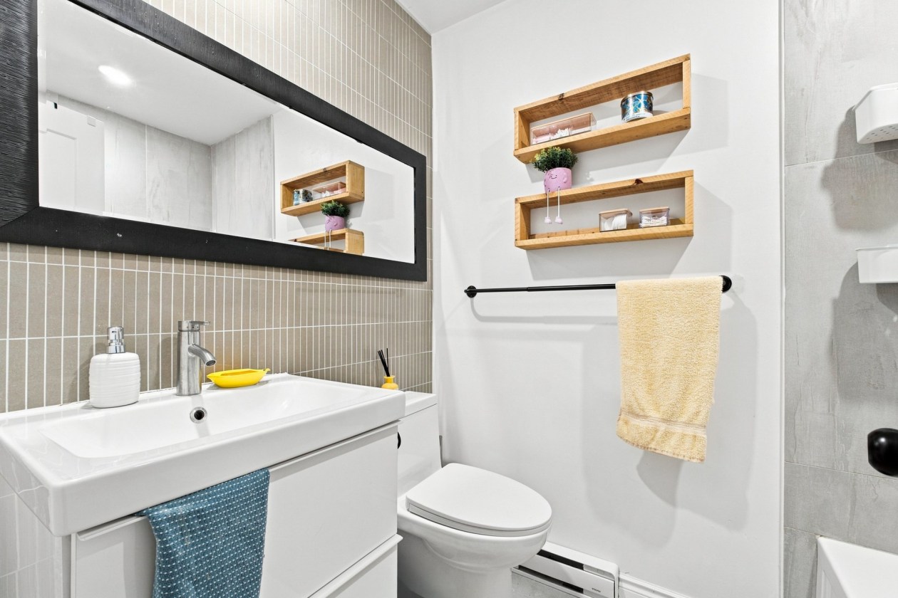 Salle de bains — 7414 - 7416 Rue Jacques-Rousseau, Montréal