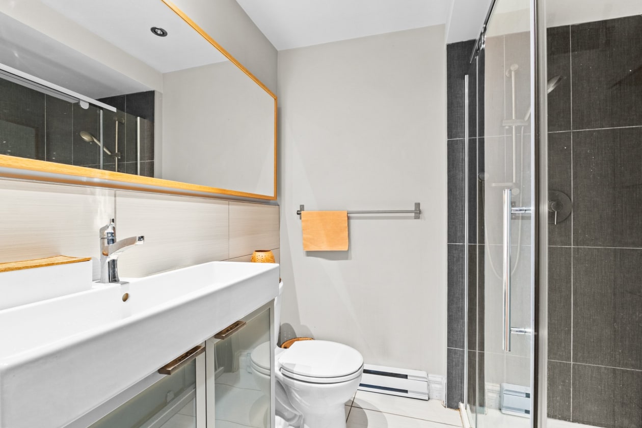 Salle de bains — 7414 - 7416 Rue Jacques-Rousseau, Montréal