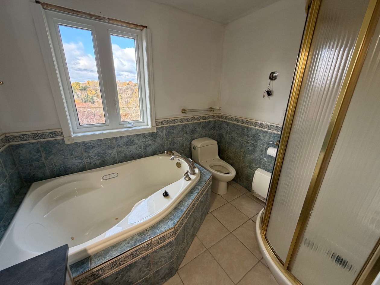 Salle de bains — 1702 Rue de Normandie, Saguenay