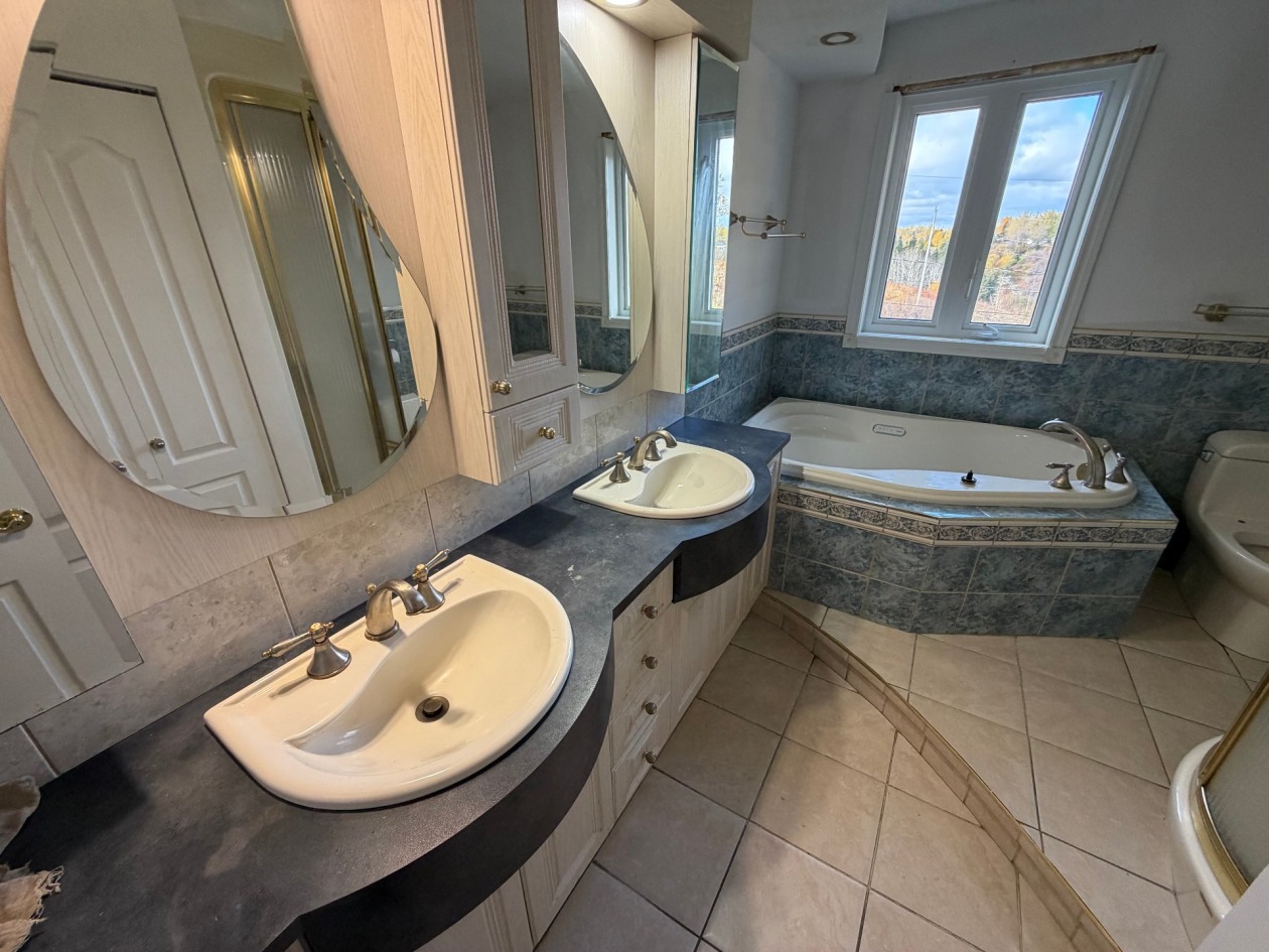 Salle de bains — 1702 Rue de Normandie, Saguenay