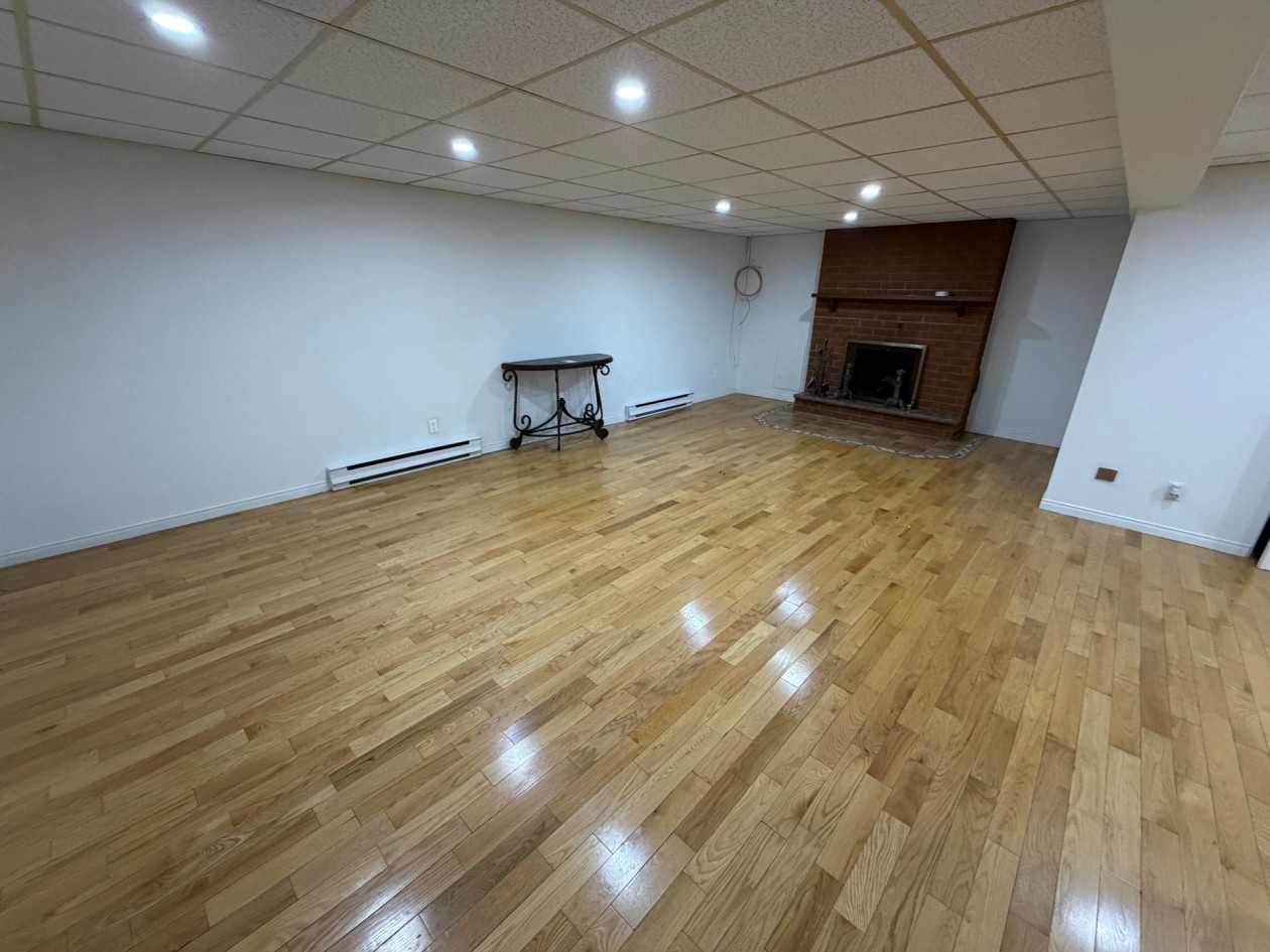 Salle familiale — 1702 Rue de Normandie, Saguenay
