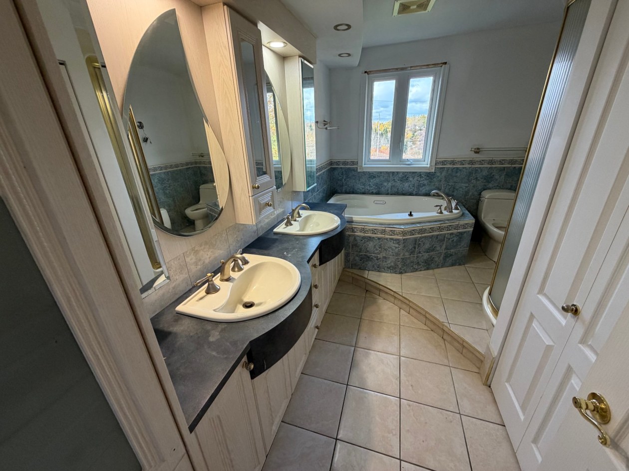 Salle de bains — 1702 Rue de Normandie, Saguenay