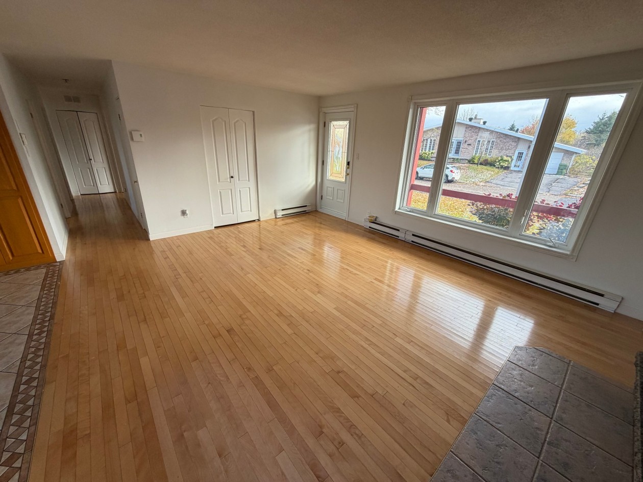 Salon — 1702 Rue de Normandie, Saguenay