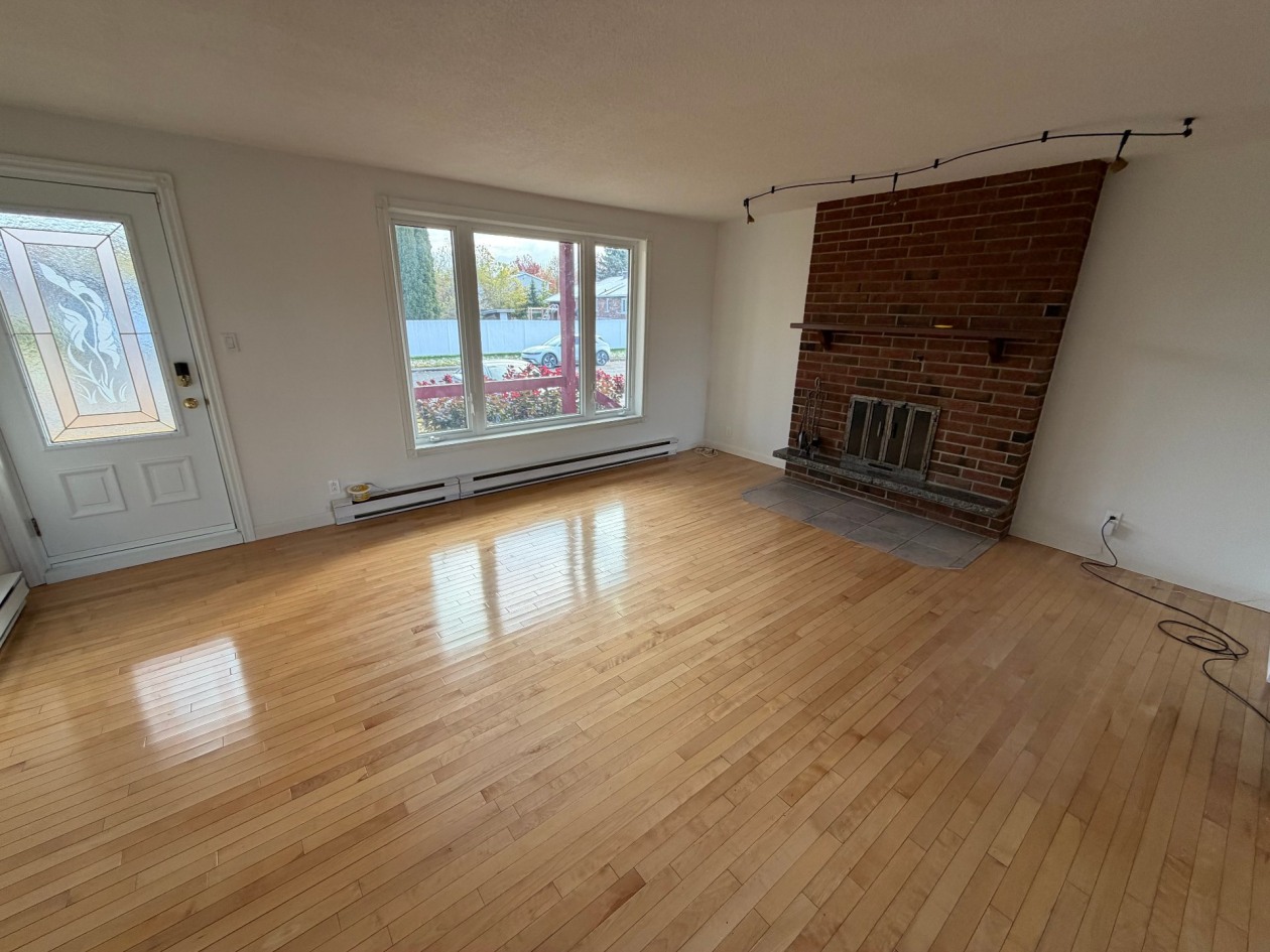 Salon — 1702 Rue de Normandie, Saguenay