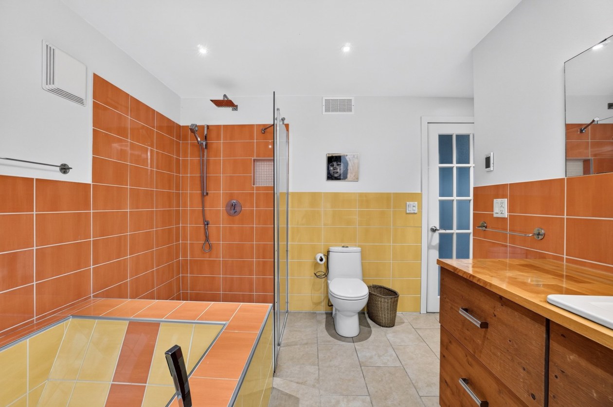 Salle de bains — 115 Rue Paré, Chertsey