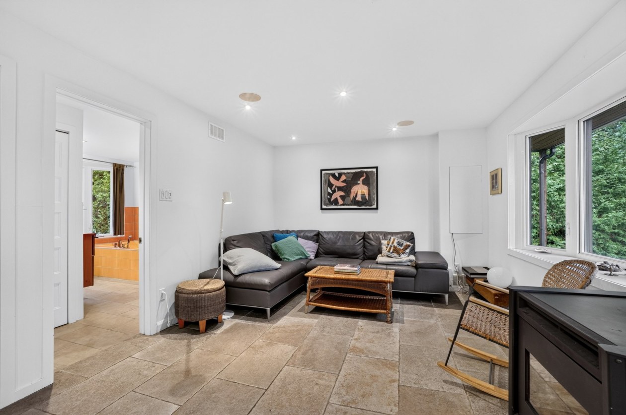 Salon — 115 Rue Paré, Chertsey