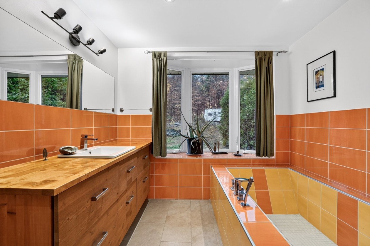 Salle de bains — 115 Rue Paré, Chertsey