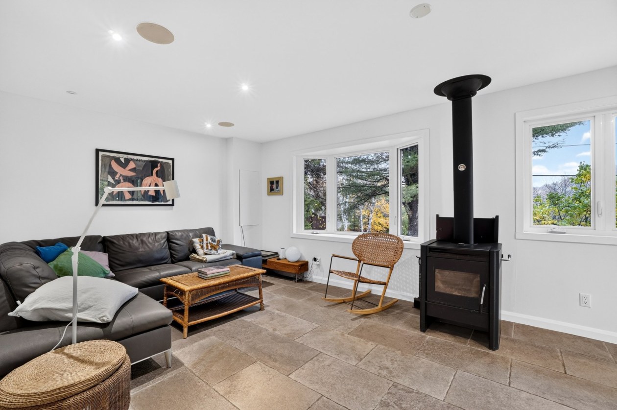 Salon — 115 Rue Paré, Chertsey