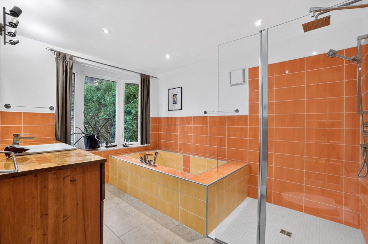 Salle de bains — 115 Rue Paré, Chertsey