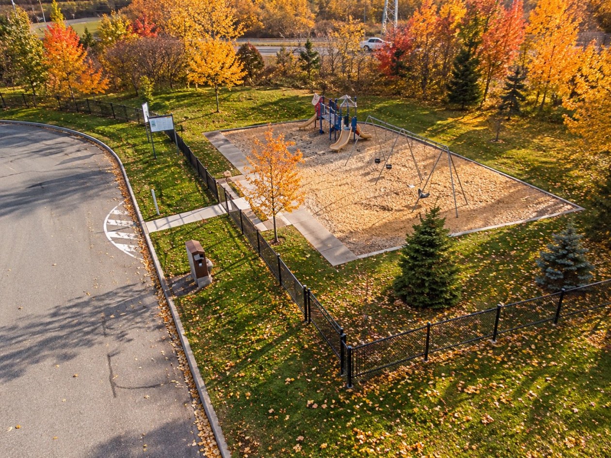 À proximité — 6338 Rue de l'Émérillon, Laval