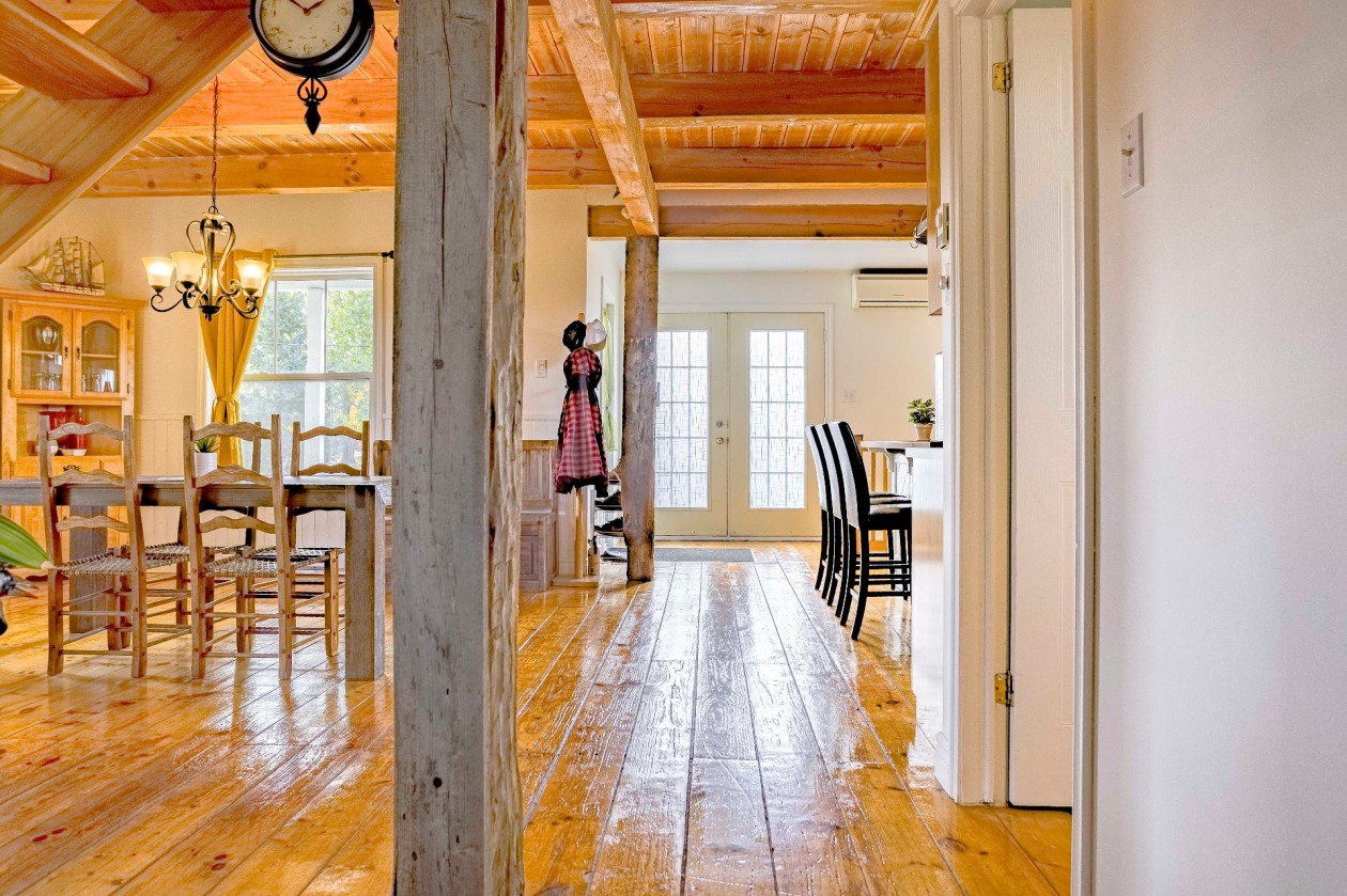 Salle à manger — 19180 Boul. des Acadiens, Bécancour