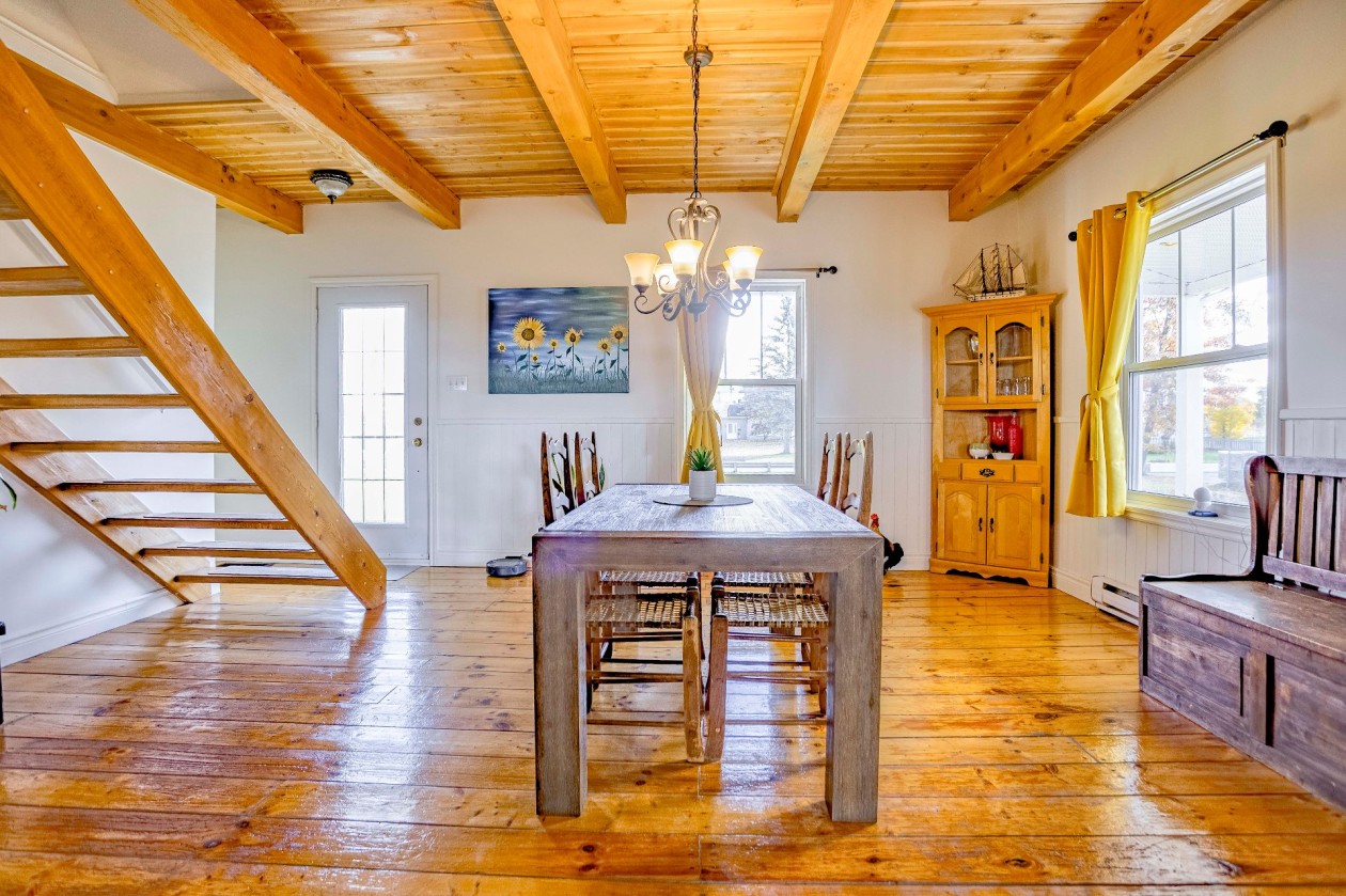 Salle à manger — 19180 Boul. des Acadiens, Bécancour