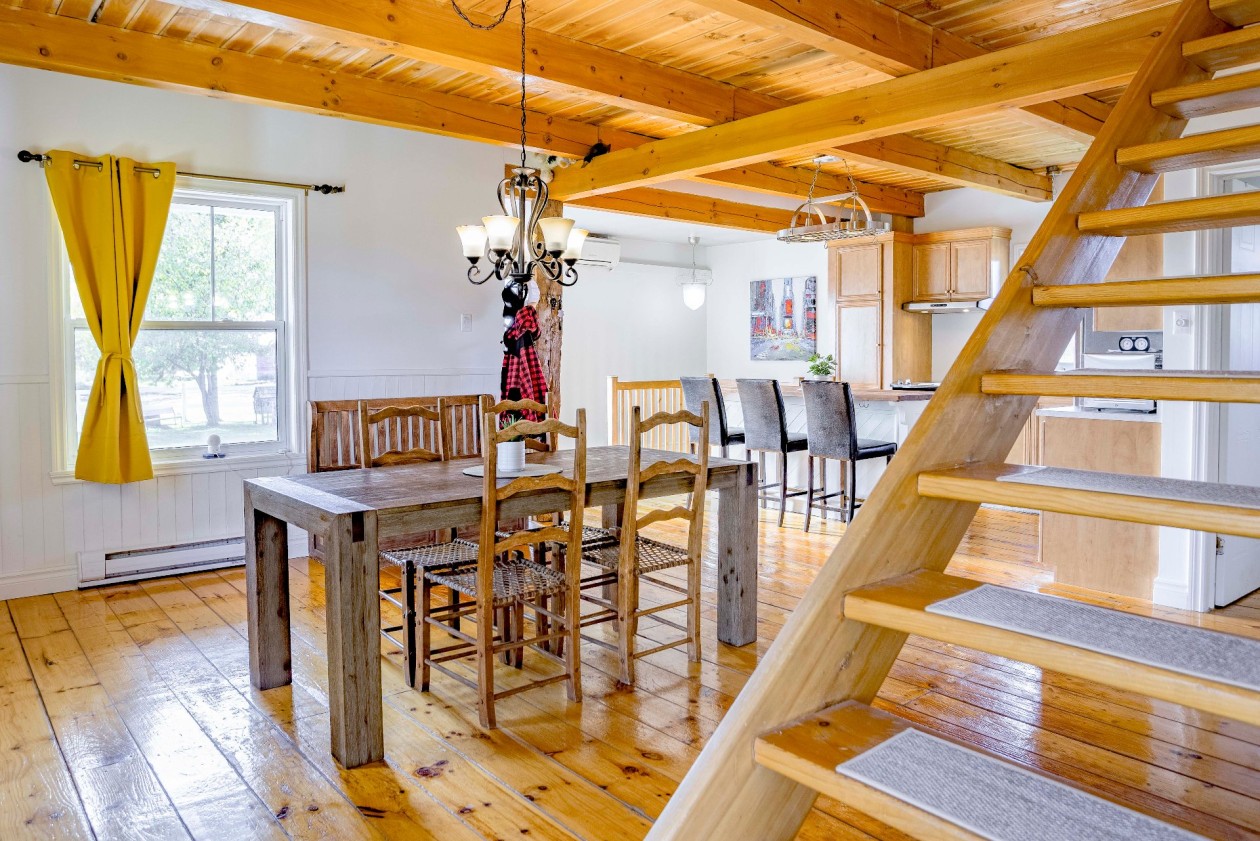 Salle à manger — 19180 Boul. des Acadiens, Bécancour