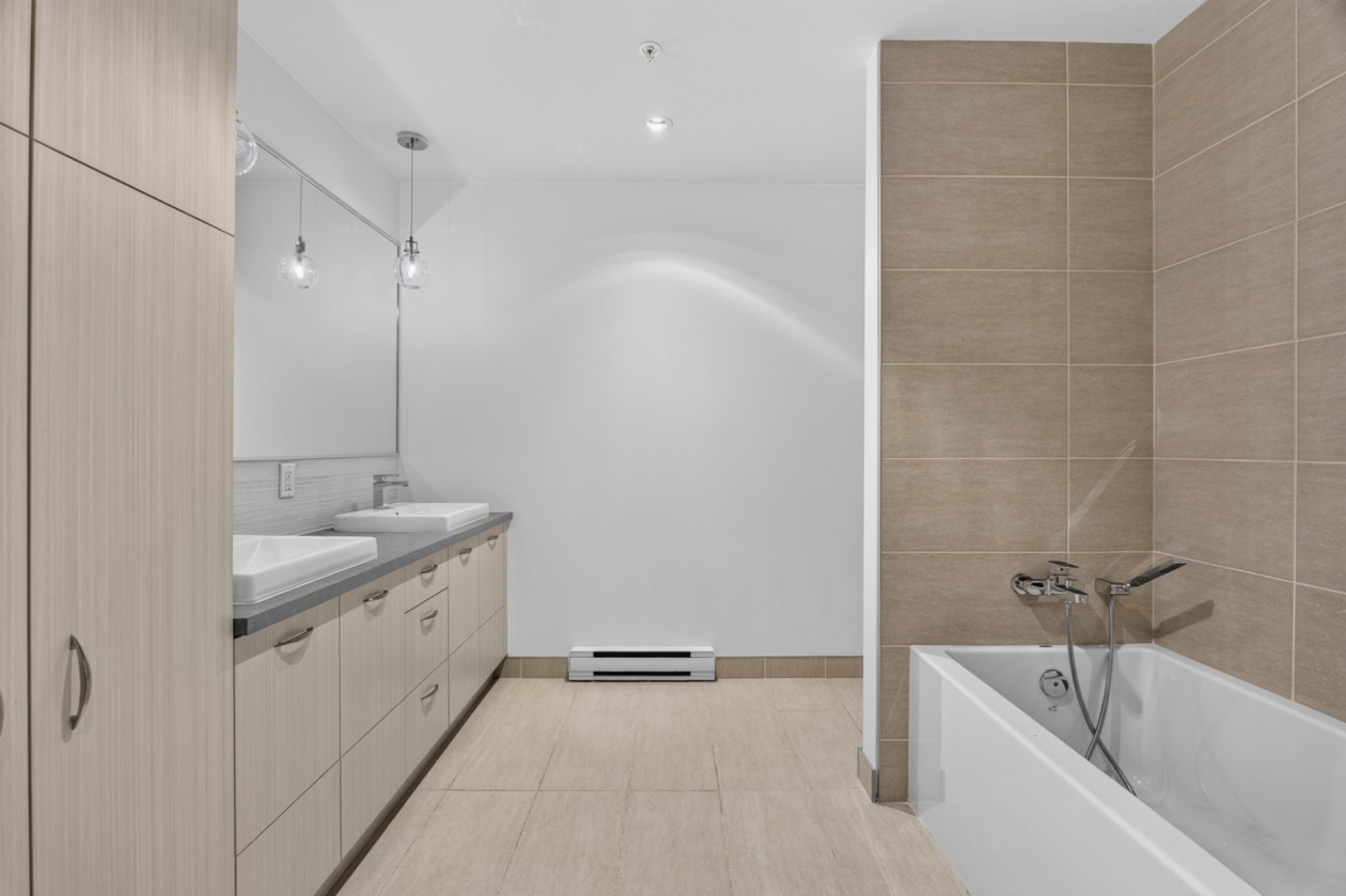 Salle de bains — 1111 Rue de Dijon, Québec