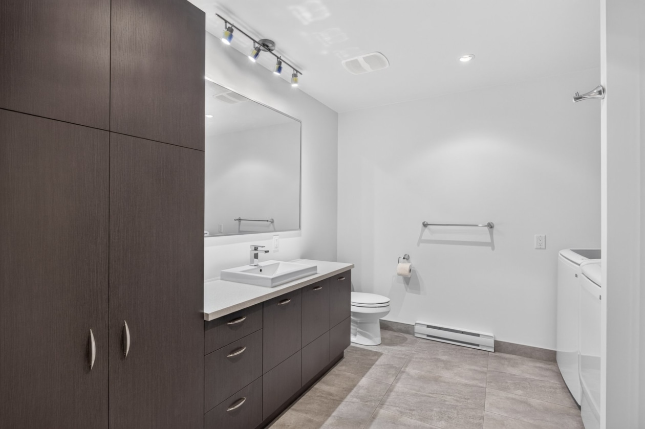 Salle de bains — 1111 Rue de Dijon, Québec