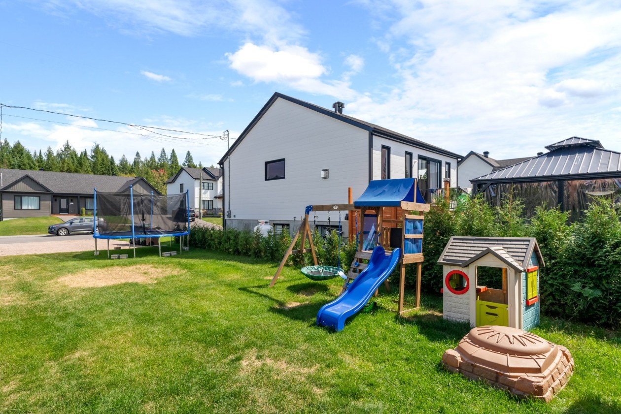 Cour — 172 Av. du Coteau, Saint-Raymond