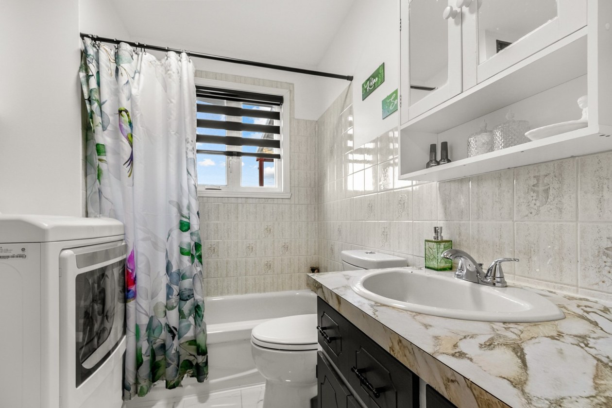 Salle de bains — 464 Av. Vernet, Québec