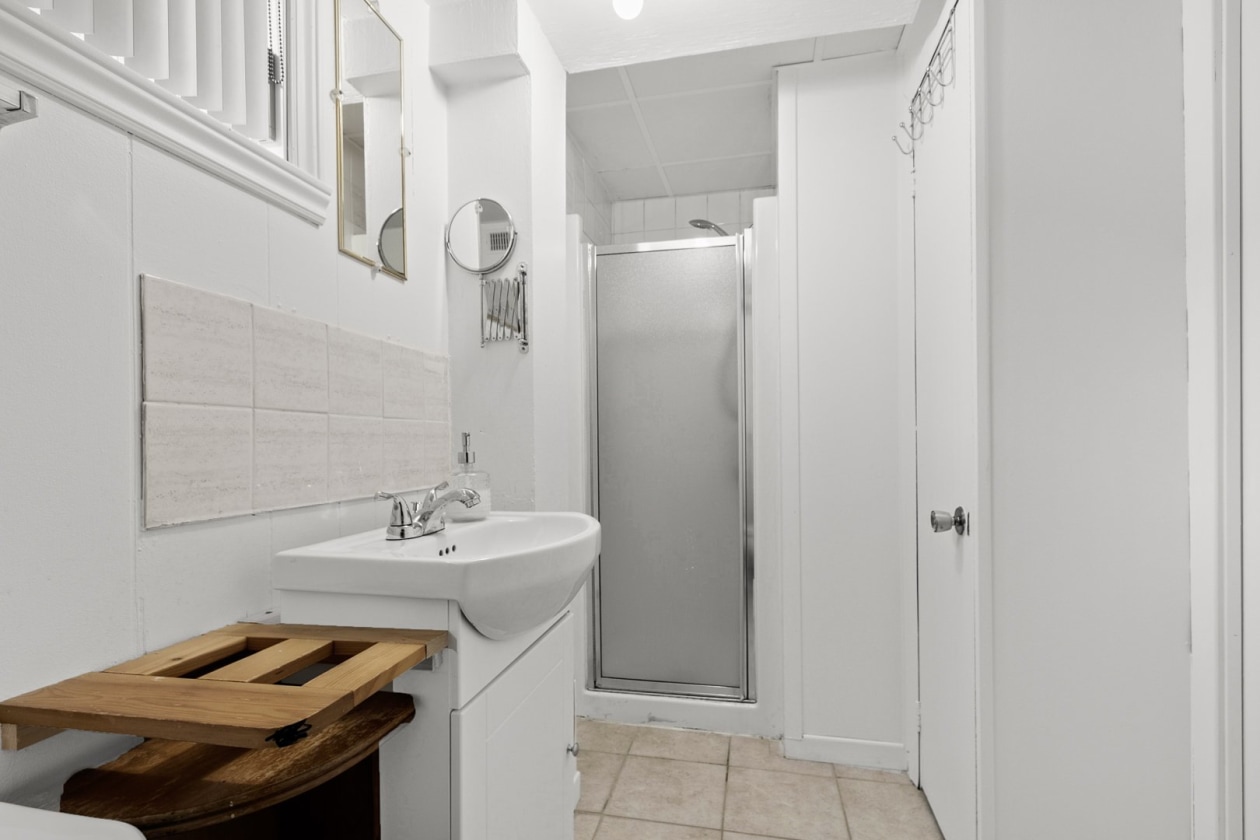 Salle de bains — 464 Av. Vernet, Québec