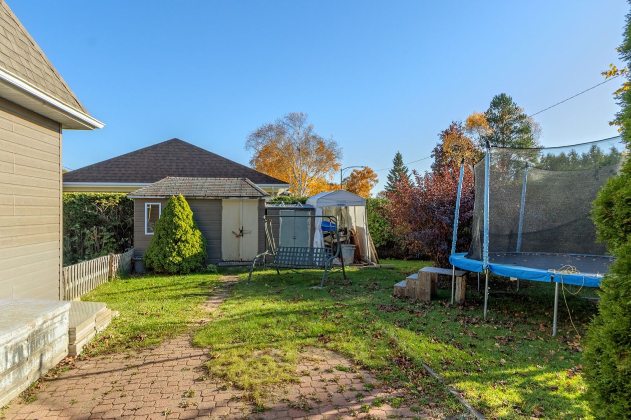 Cour — 464 Av. Vernet, Québec