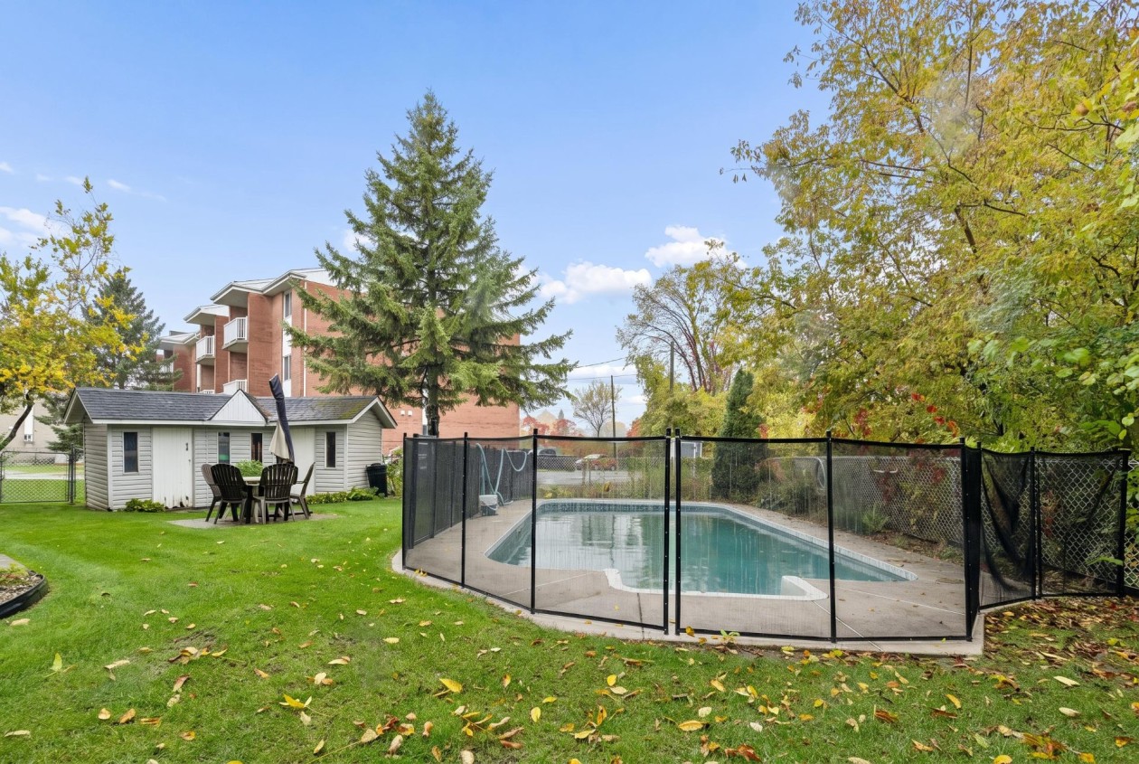 Piscine — 251 Rue André-Pontbriand, Sainte-Thérèse