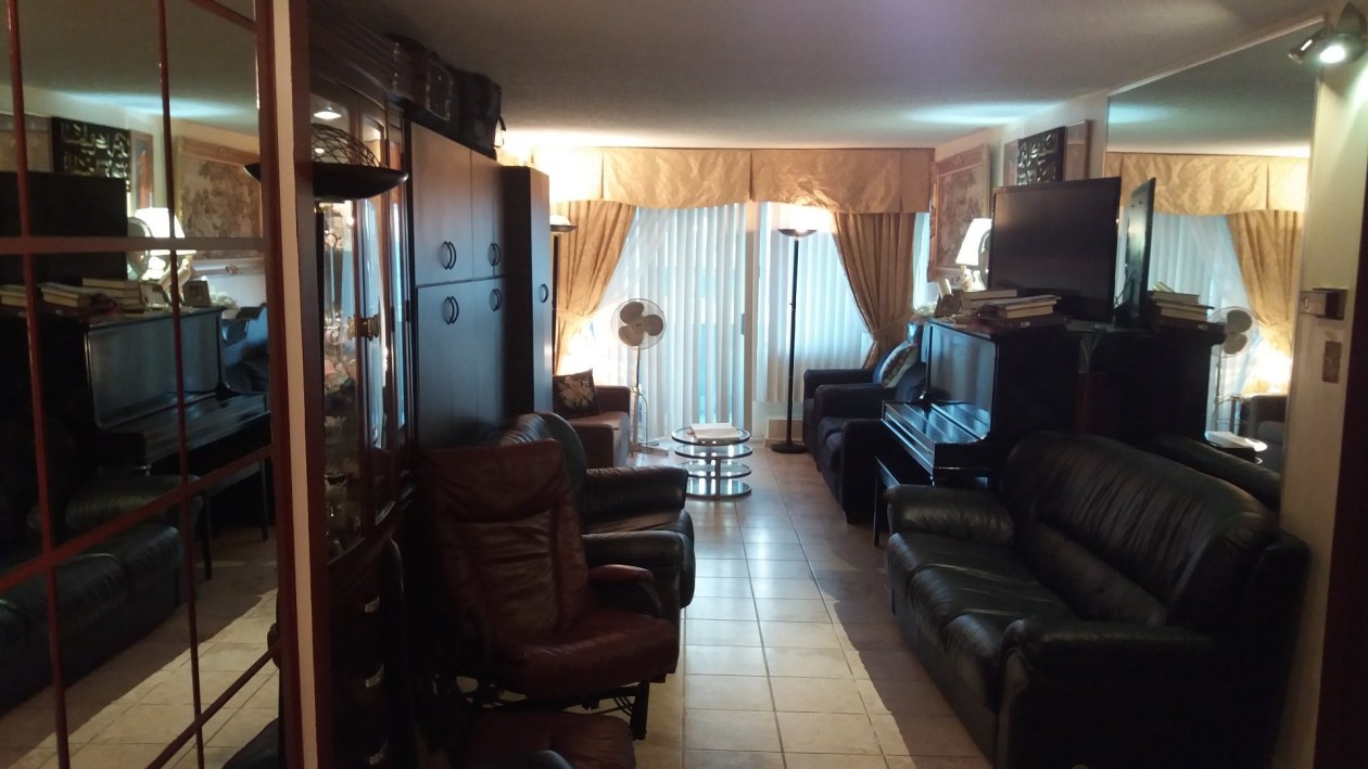 Salon — 730 Boul. Montpellier, Montréal